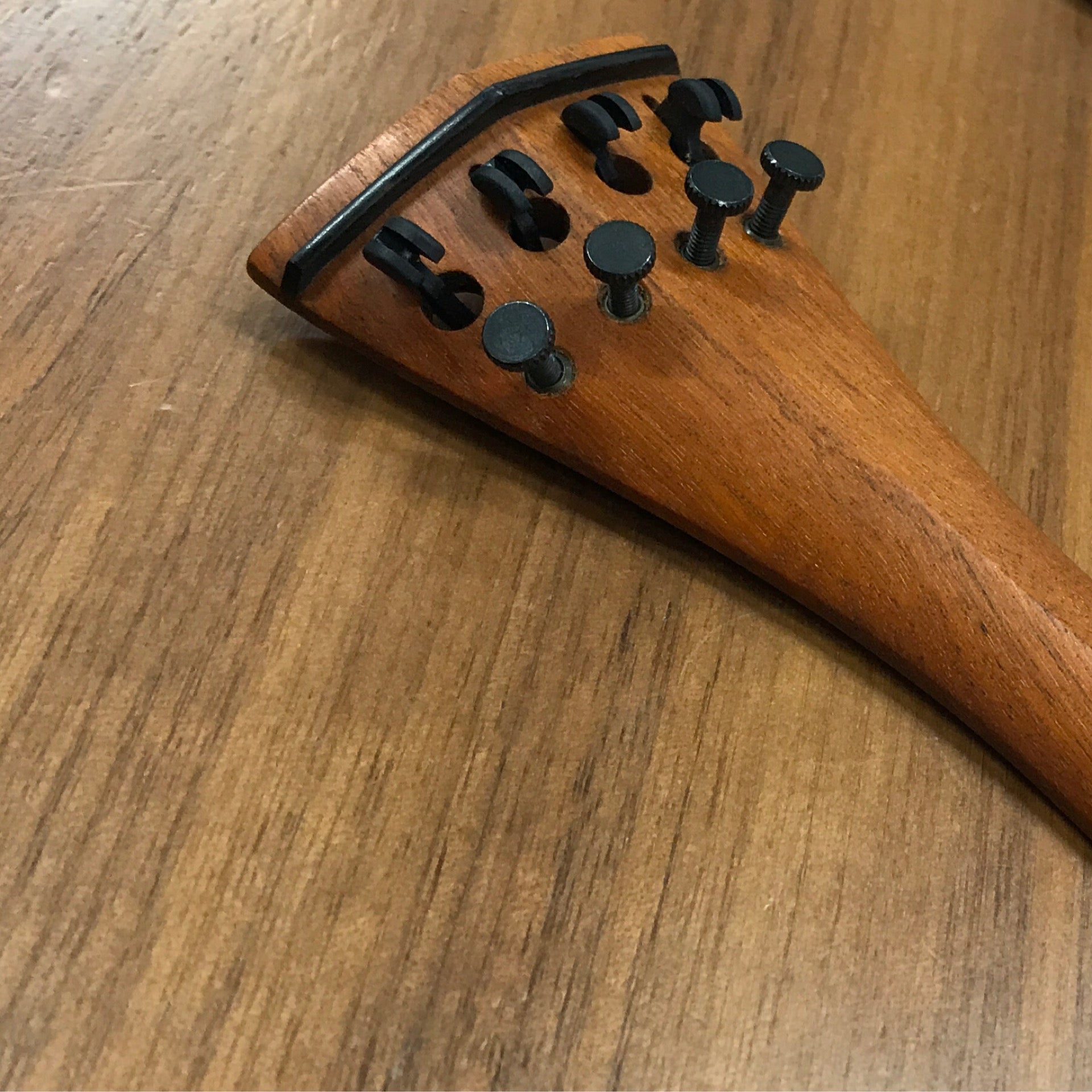 Bois d'Harmonie Violin Tailpiece Pernambuco 4アジャスター付き | l